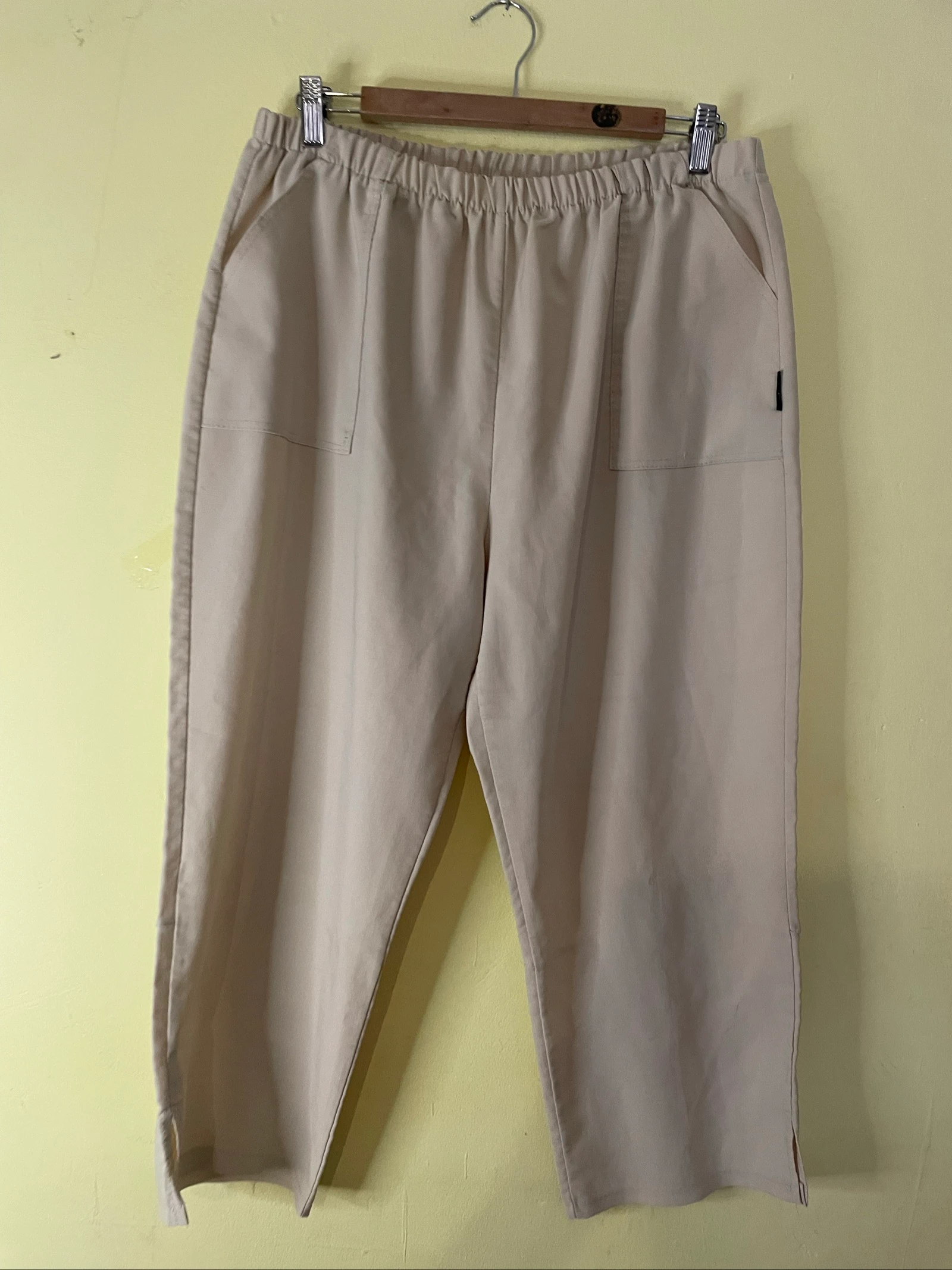 Beige wijde broek met elastische taille en grote zakken – photo 3